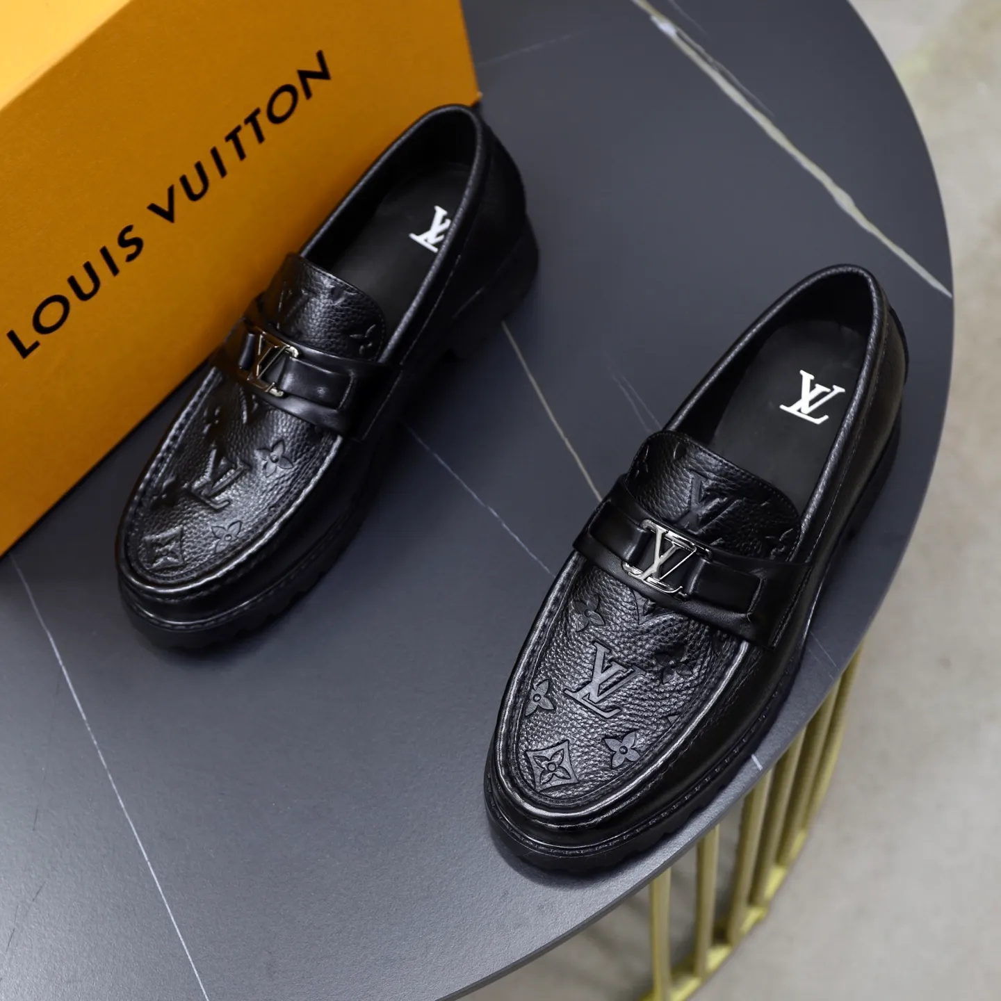 Ex-factory price: 600💰Louis Vuitton LV men's classic Oxford shoes, men's business formal boutique leather shoes, classic style, almond kernel exquisite toe, ultimate art, the whole shoe is made of imported cow leather (open edge beads), carefully selected, fine pores, excellent gloss, soft texture, strong toughness, durable and not easy to deform, apricot fetal cowhide leather lining, soft and comfortable, sweat-absorbent and breathable. Foam outsole, original box and dust bag packaging! Size: 38–44 (45/46 customized)